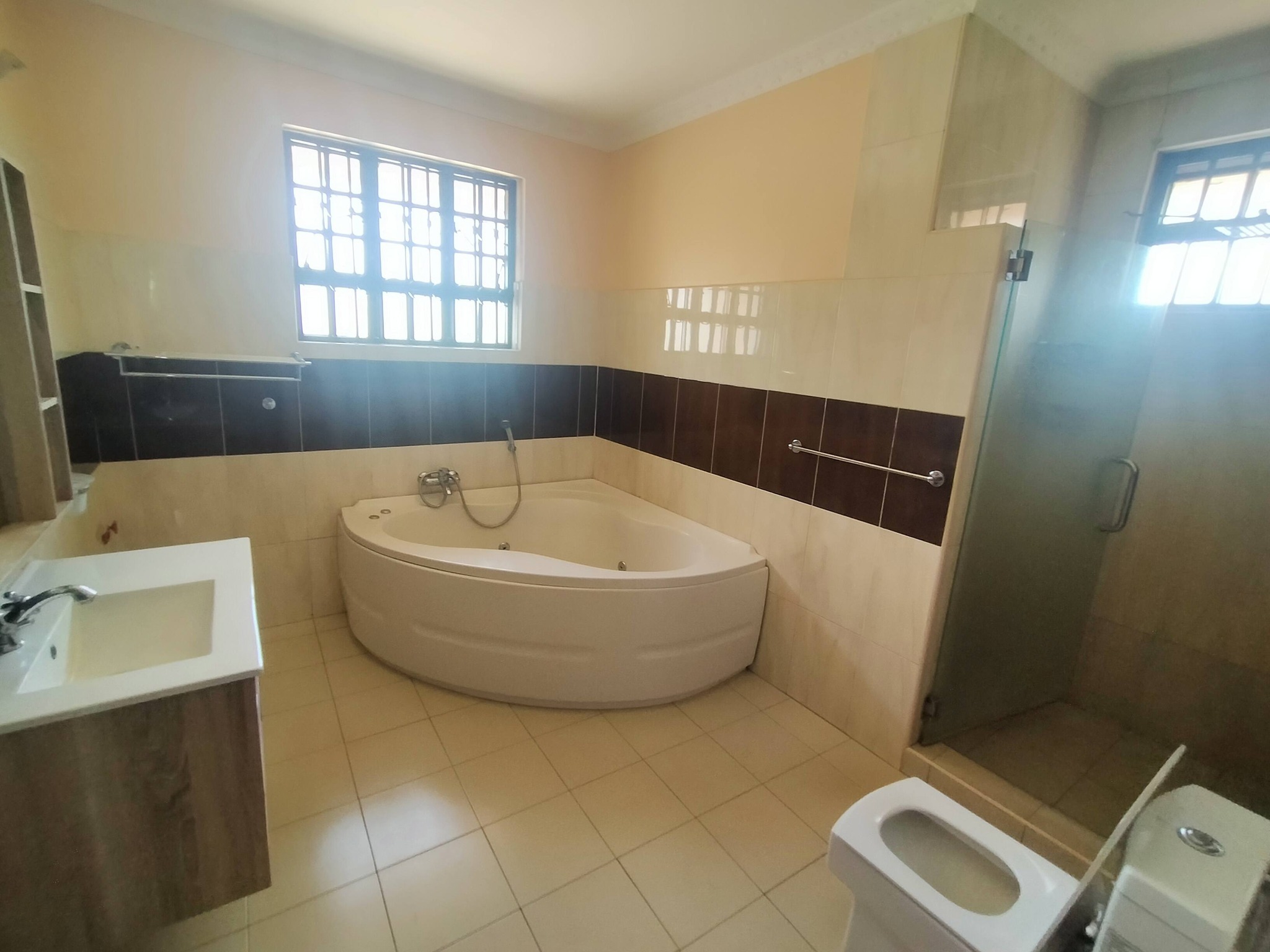 5 bedroom maisonette plus 2sqs to let in Karen Image