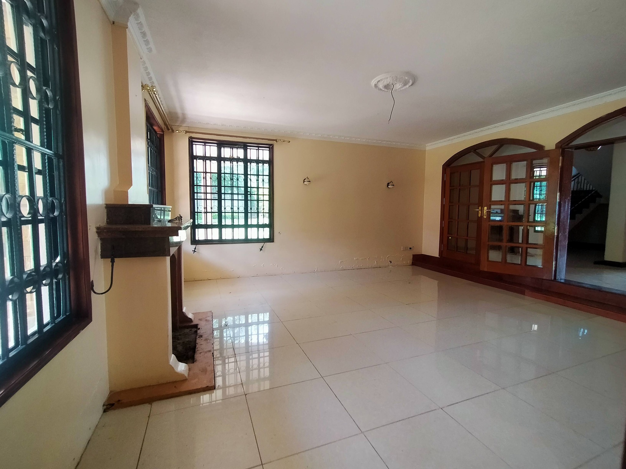 5 bedroom maisonette plus 2sqs to let in Karen