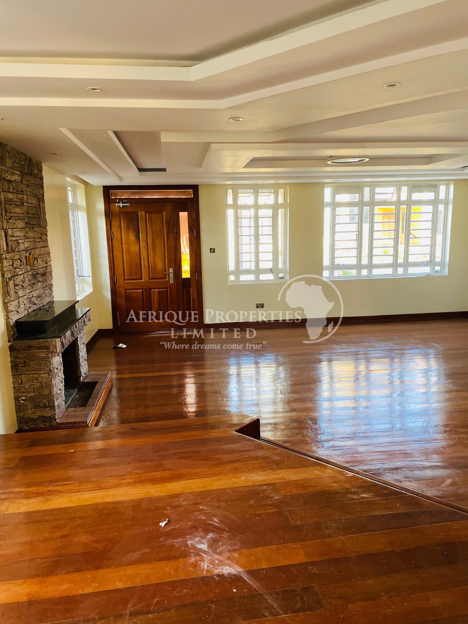 5 bedroom maisonette plus DSQ for sale in Garden Estate