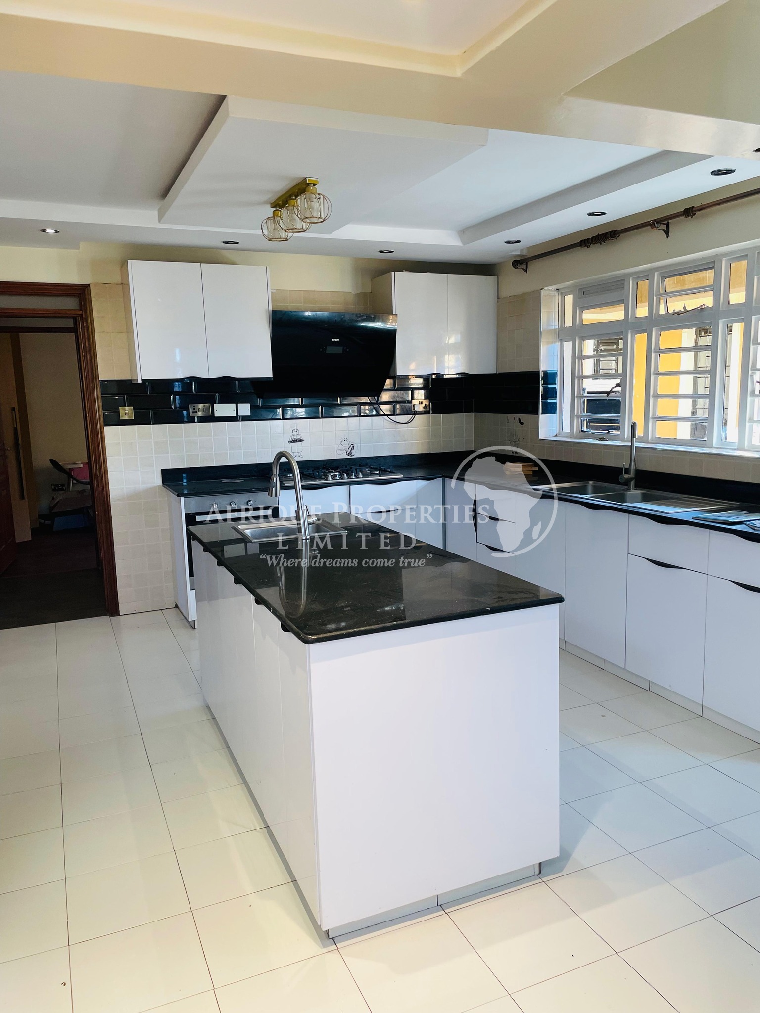 5 bedroom maisonette plus DSQ for sale in Garden Estate Image
