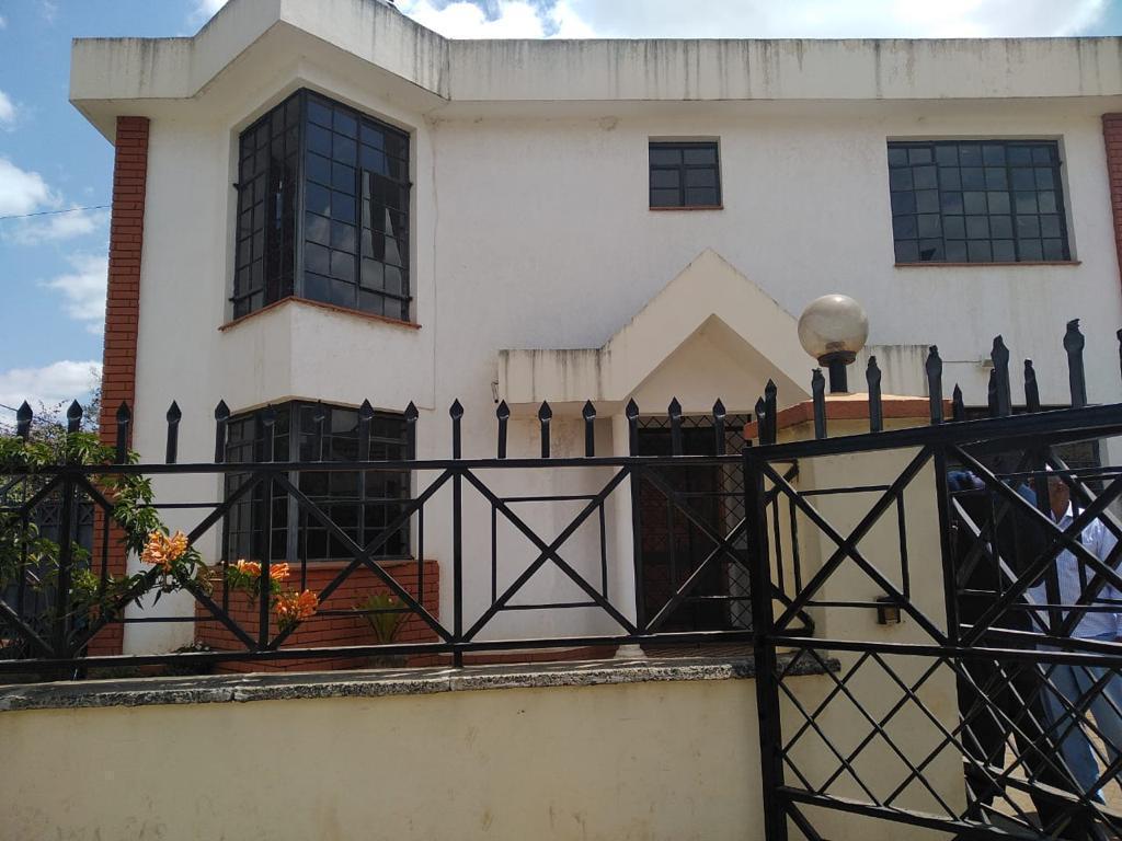 5 bedroom maisonette to let in Jabavu Road