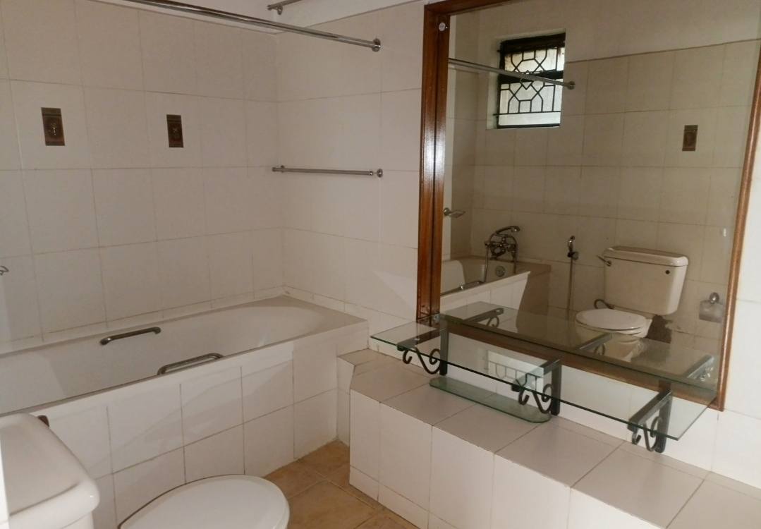 5 Bedroom plus DSQ Maisonette For Sale in Lavington