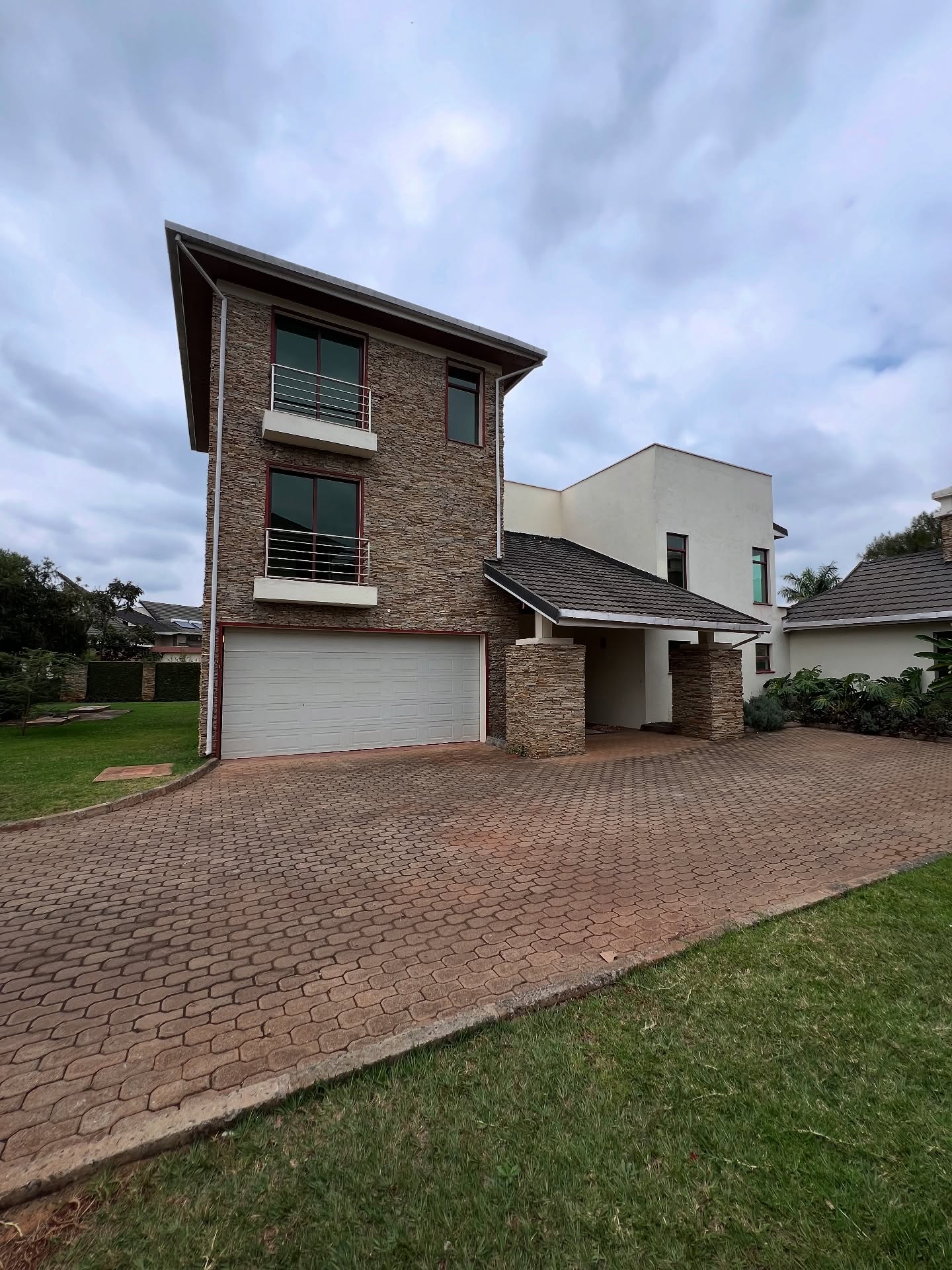 5 bedroom plus Dsq townhouse to let in Karen