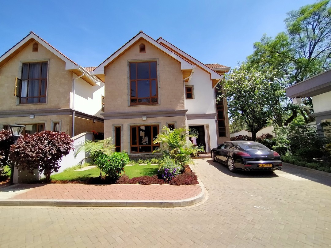 5 bedroom town house with sq  for sale or to let in Lavington