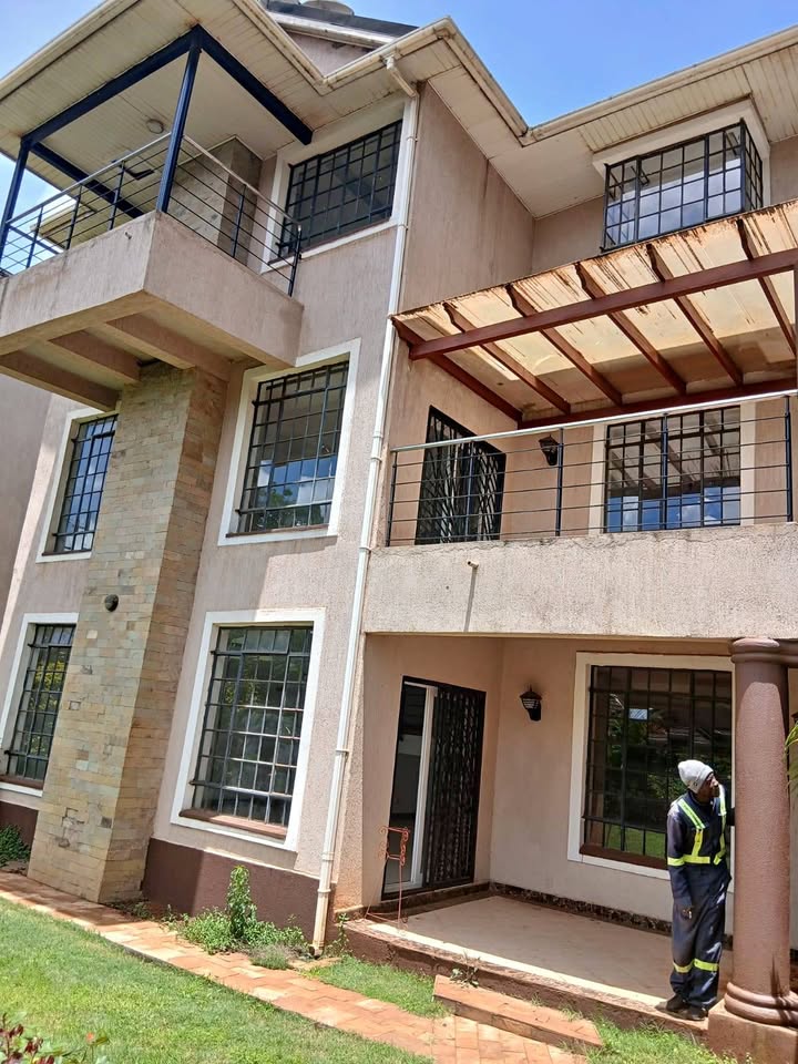 5 BEDROOM TOWNHOUSE TO LET IN KITISURU
