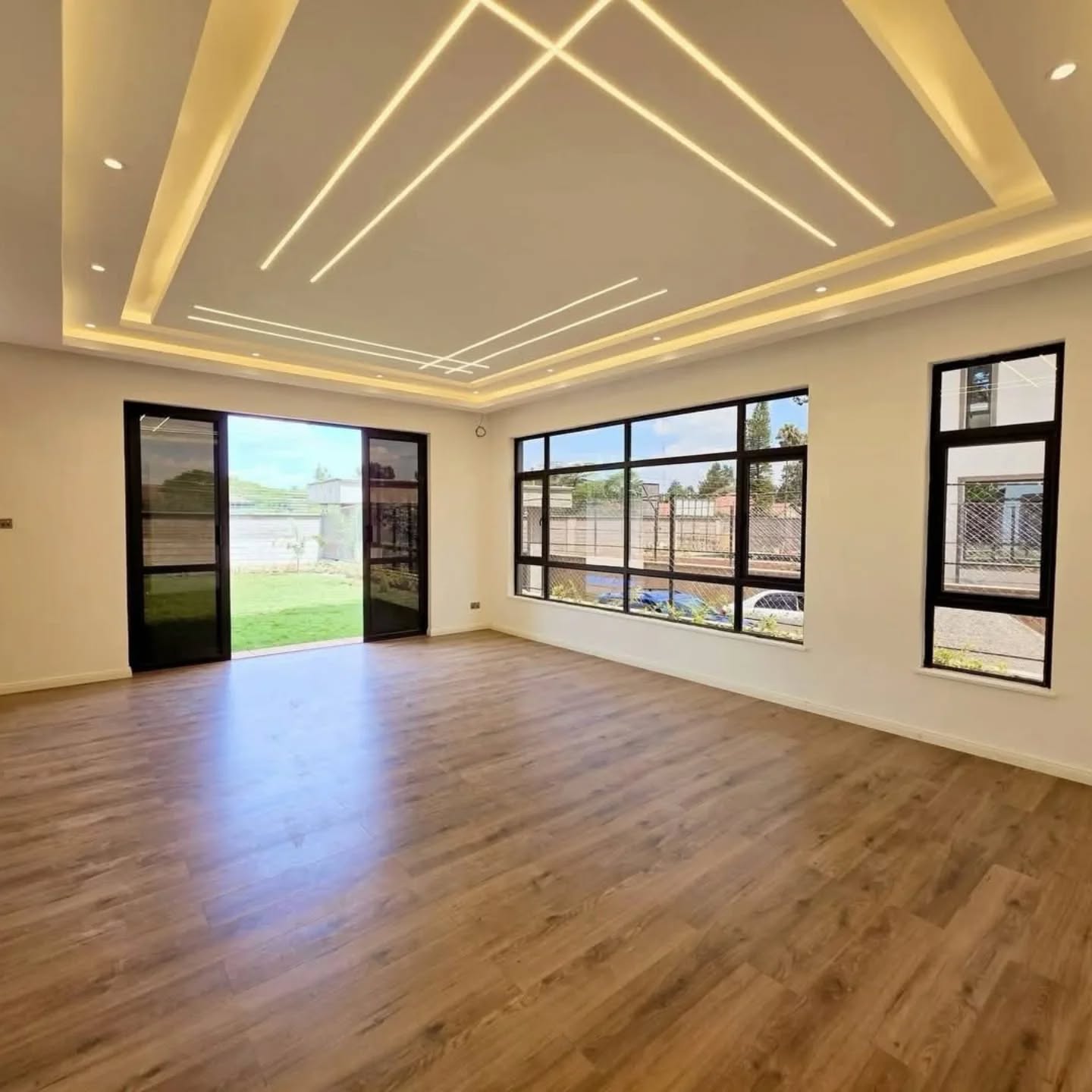 5 BEDROOM VILLA FOR SALE IN LAVINGTON Image