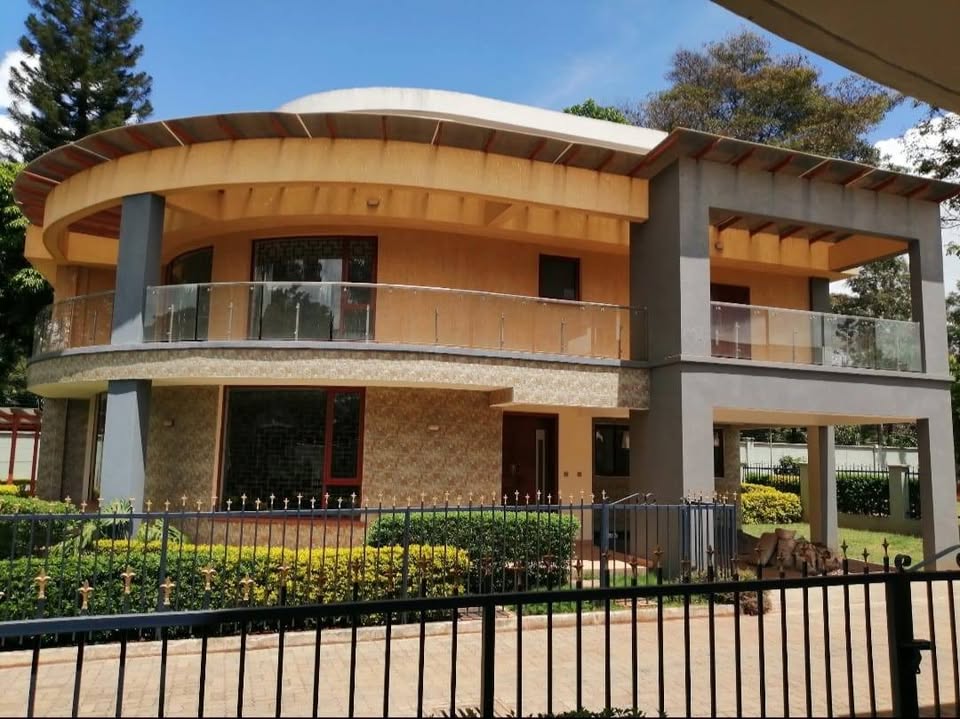 5 BEDROOM VILLA TO LET IN LAVINGTON Image