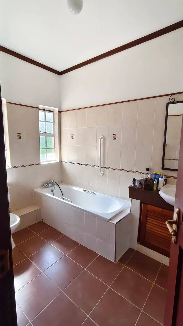 5 bedrooms maisonette in all en-suite , plus DSQ for sale in Lower Kabete Image