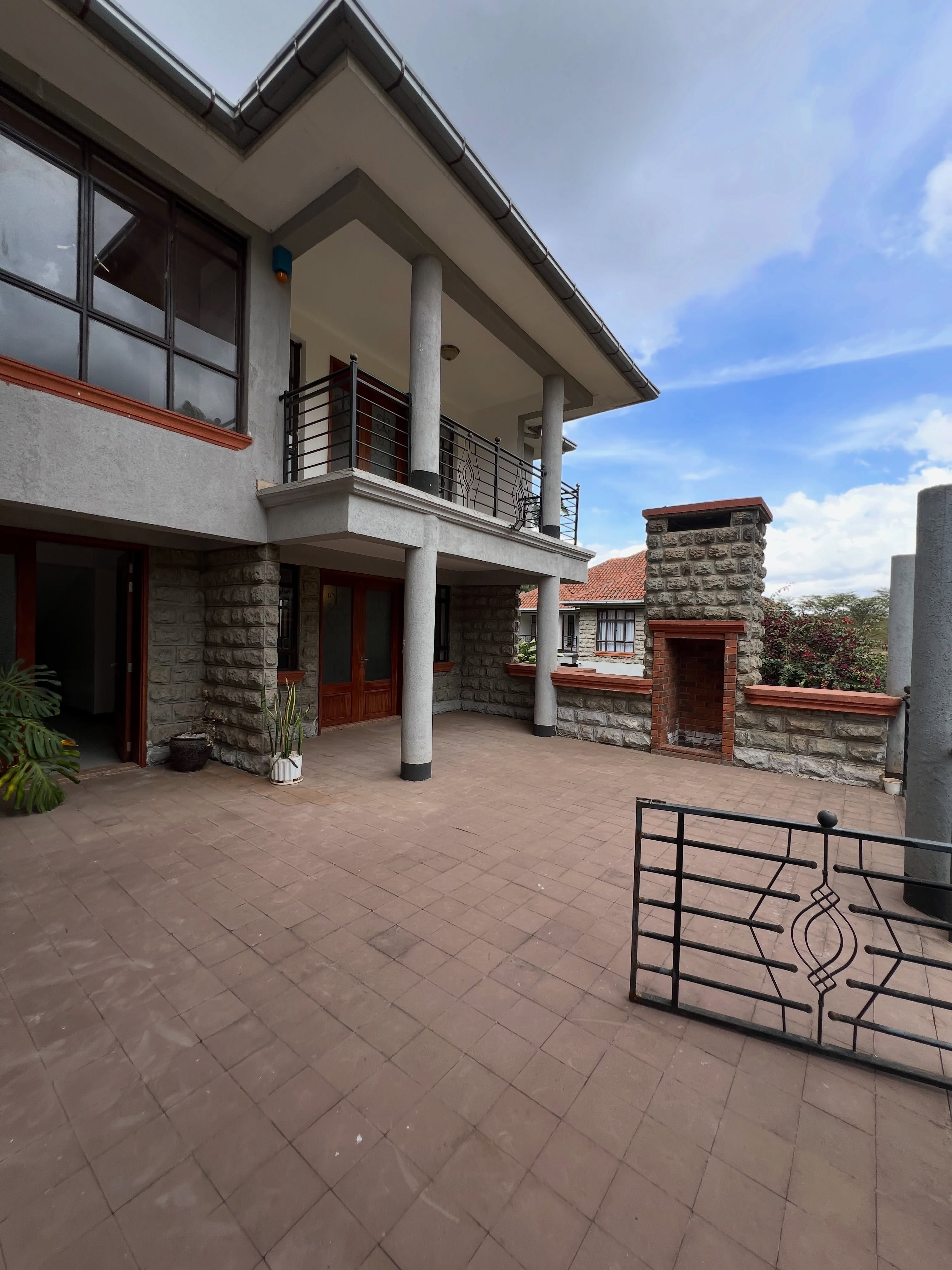 5bedroom with Dsq villa to let in in karen