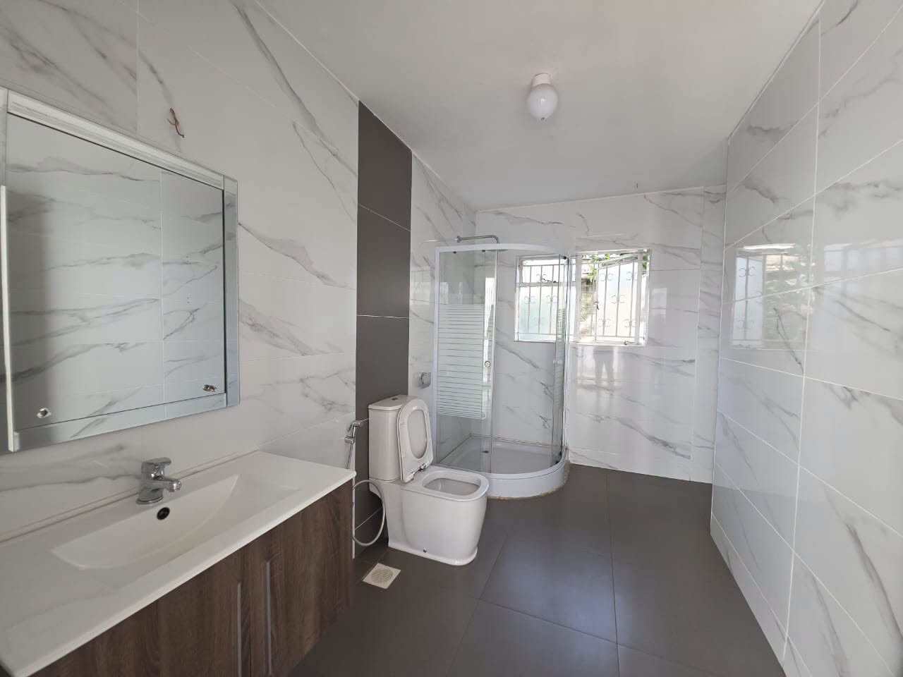 6 bedroom maisonette for rent in lavington Image