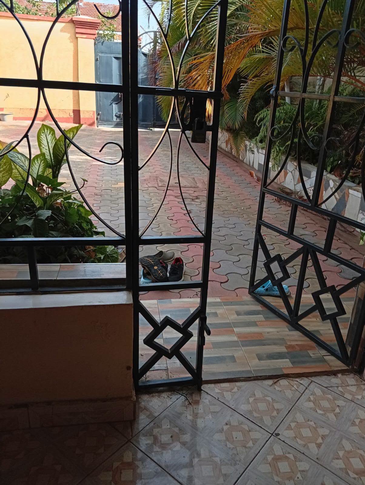 6 bedroom maisonette for sale in membley Image