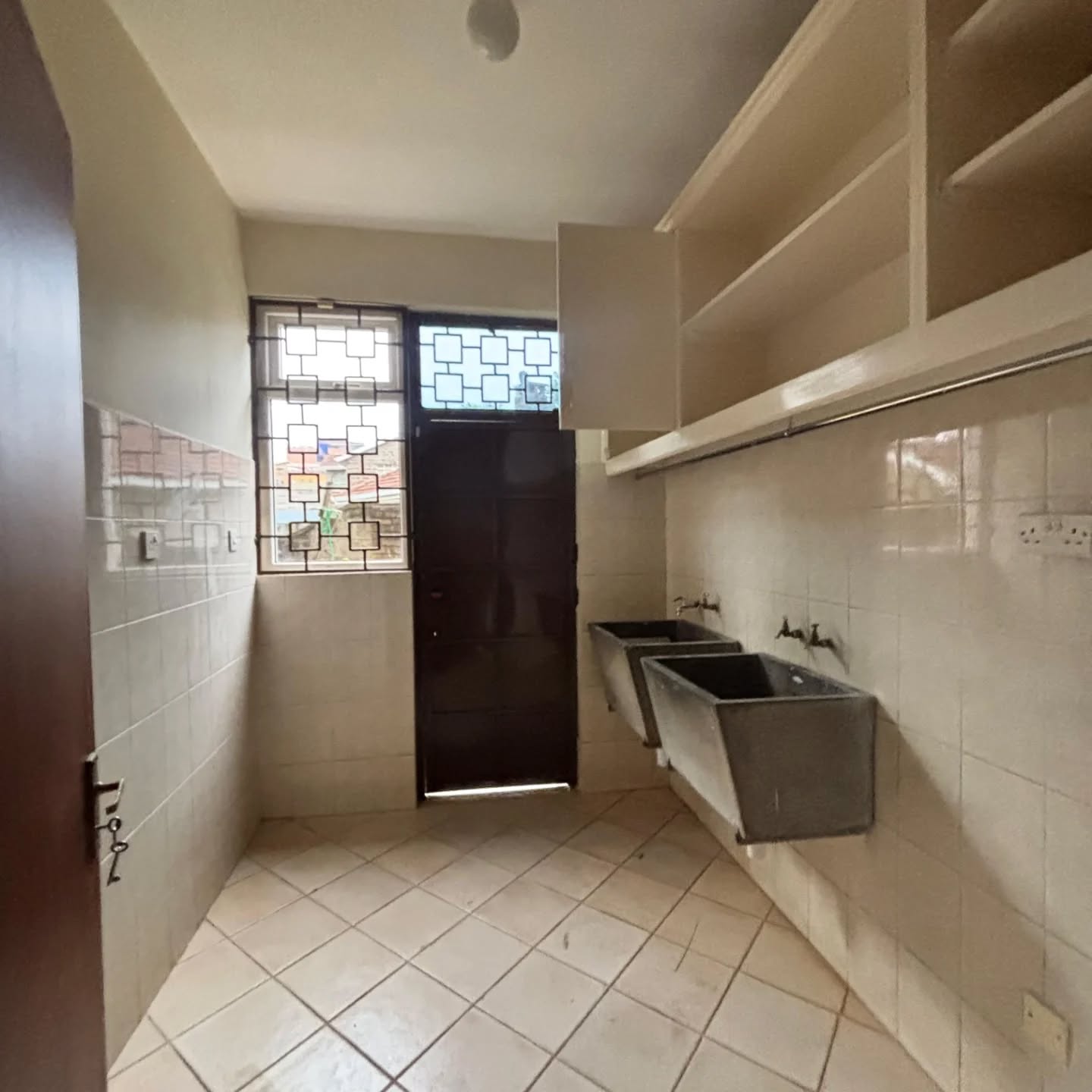 6 BEDROOM MAISONETTE TO LET IN LAVINGTON
