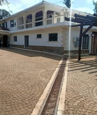 6 bedroom maisonette for sale in Lavington.