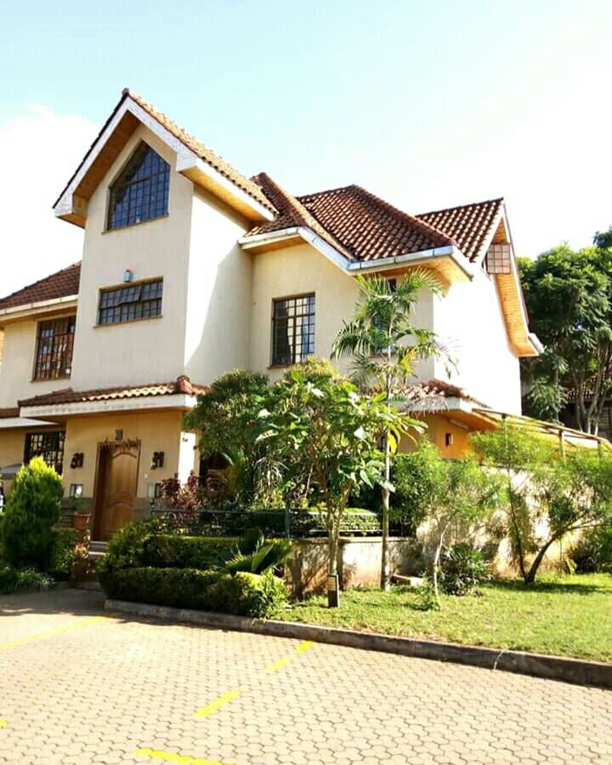 6 BEDROOM TOWNHOUSE FOR SALE IN lAVINGTON