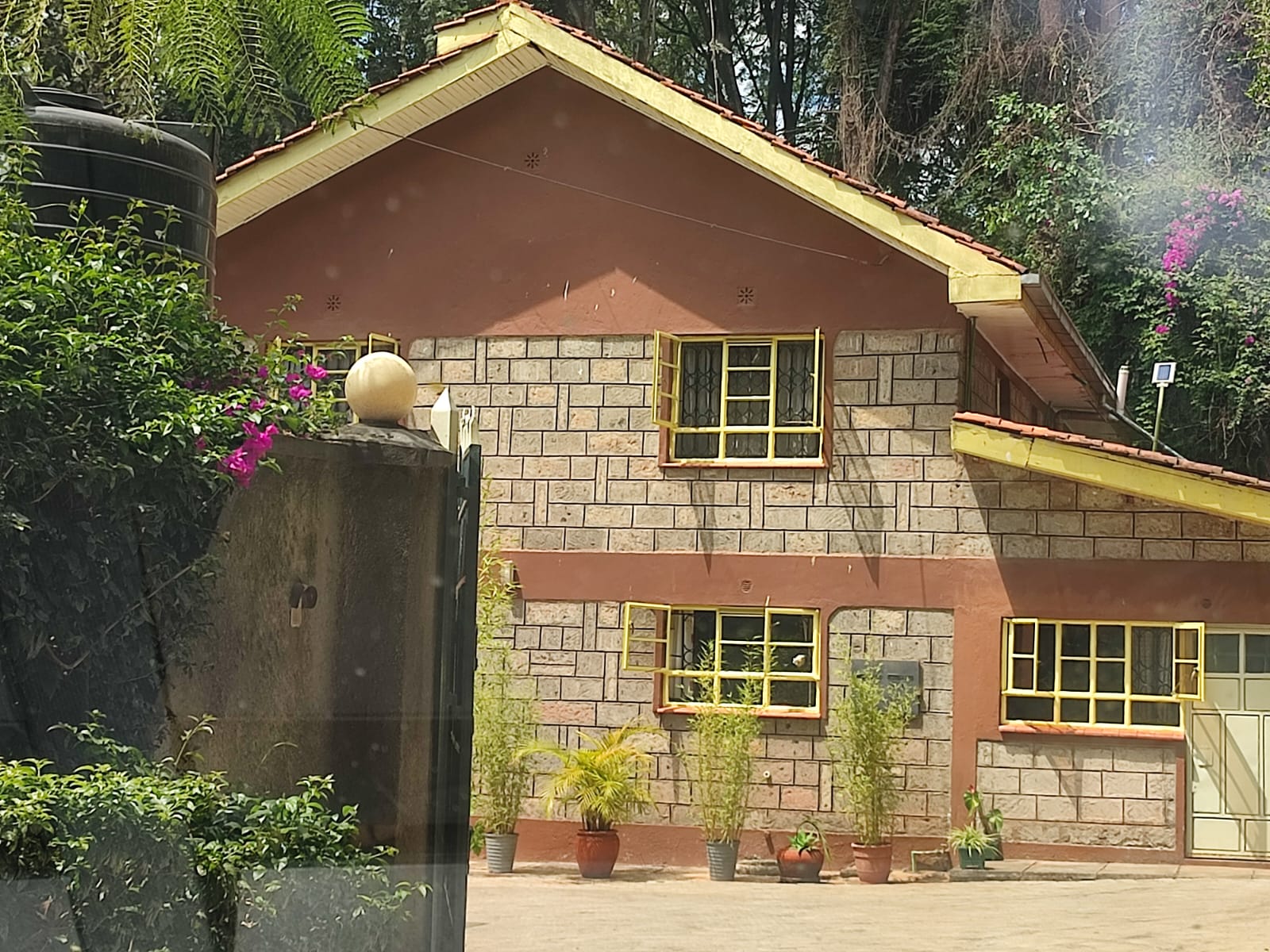 6 Bedroom Townhouse on ½ Acre in Rosslyn – Near Two Rivers Mall