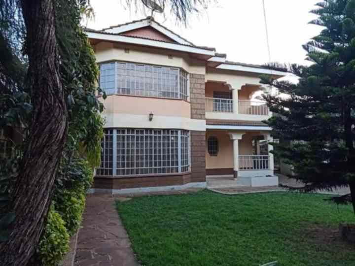 4 bedroom Maisonnette for sale along Kenyatta road