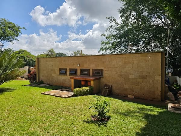 9 Bedroom Villa For Sale in Lavington