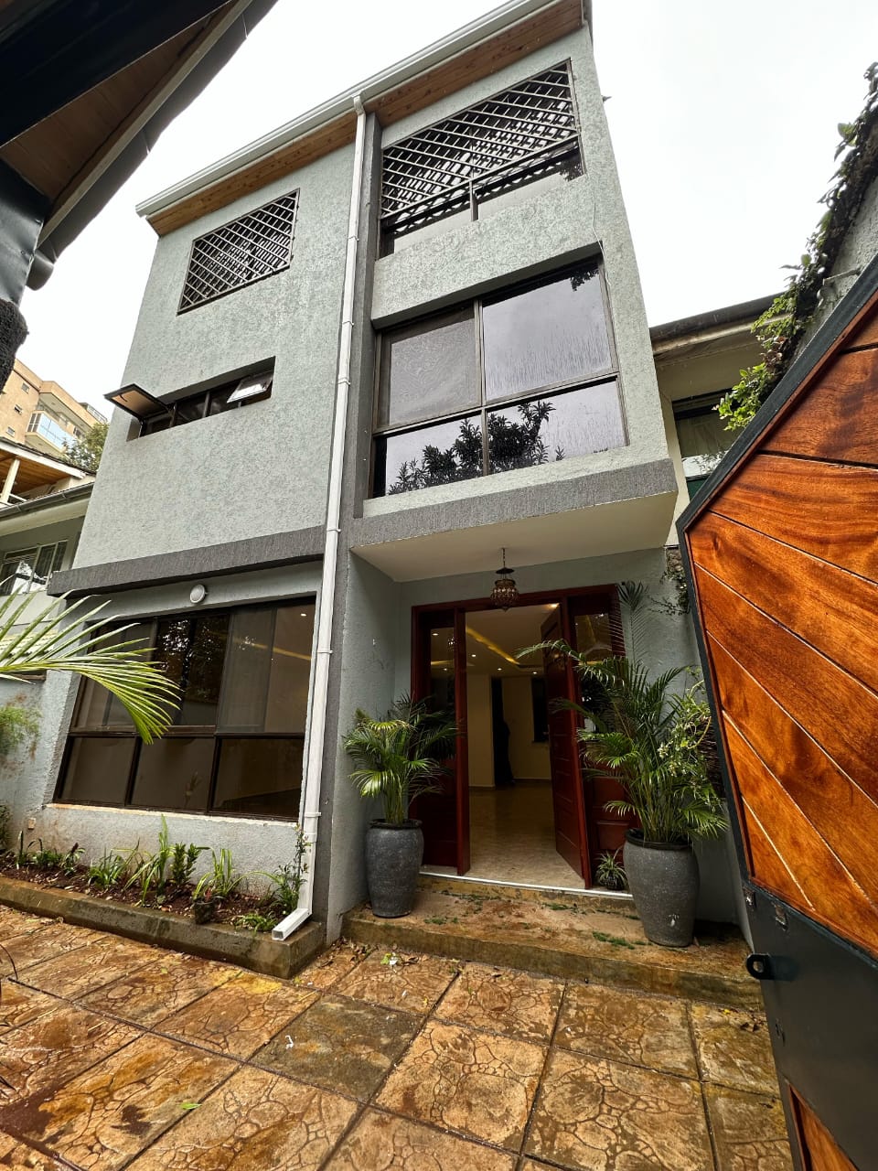 A Beautiful 3 Bedroom Villa To Let in Riverside Drive