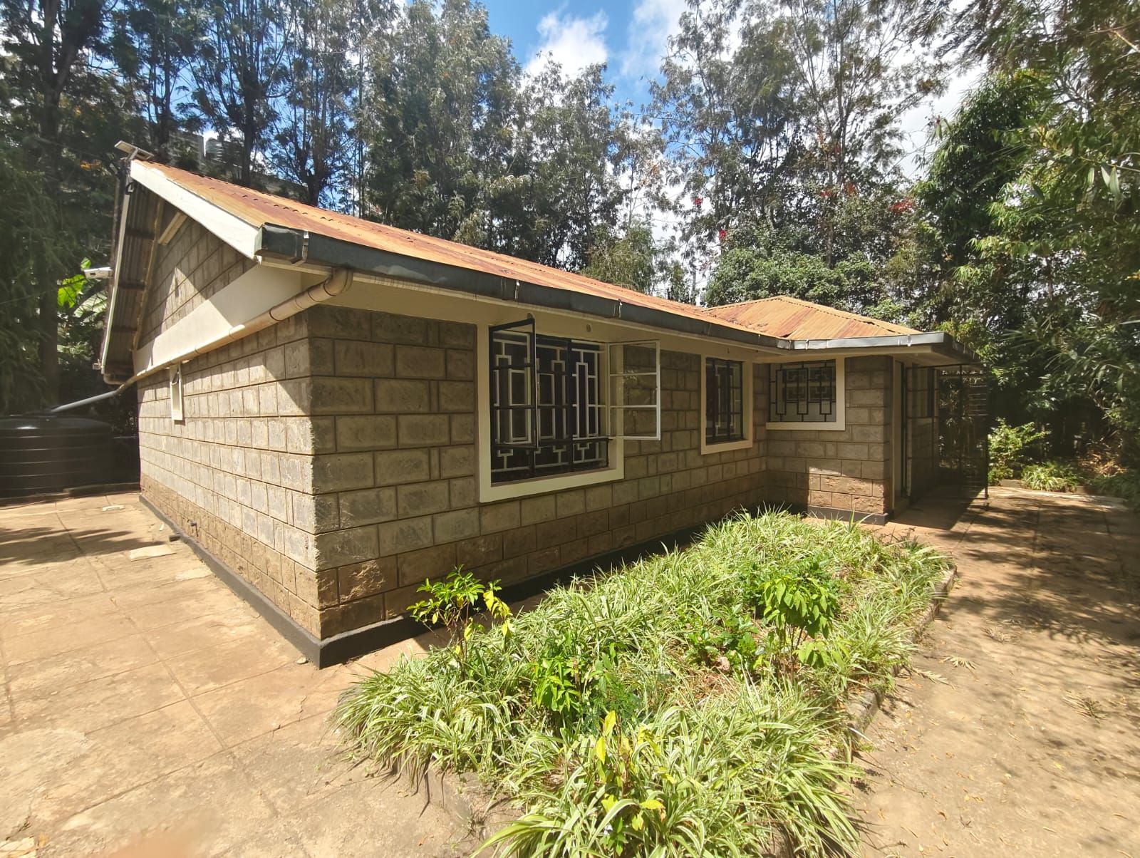 A lovely 3 bedrooms bungalow to let in Oloolua