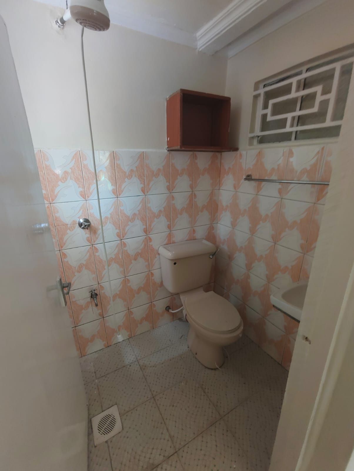 A lovely 3 bedrooms bungalow to let in Oloolua Image