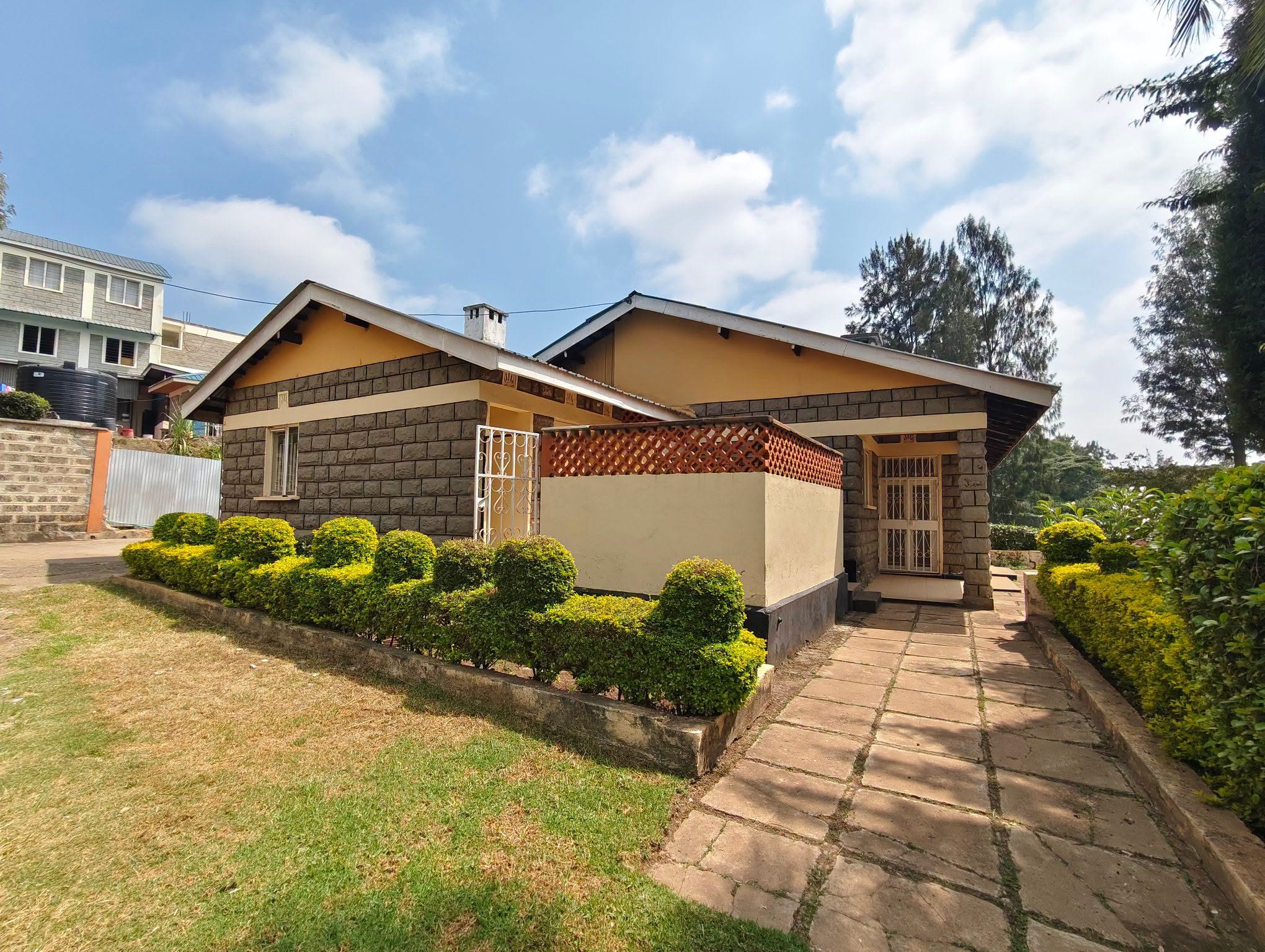A lovely 4 bedrooms bungalow plus Sq for rent in Ngong Zambia.