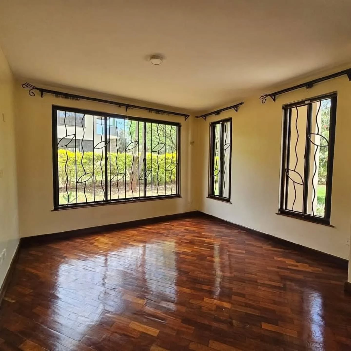 A spacious 4-bedroom townhouse for sale or rent in Ridgeways Image