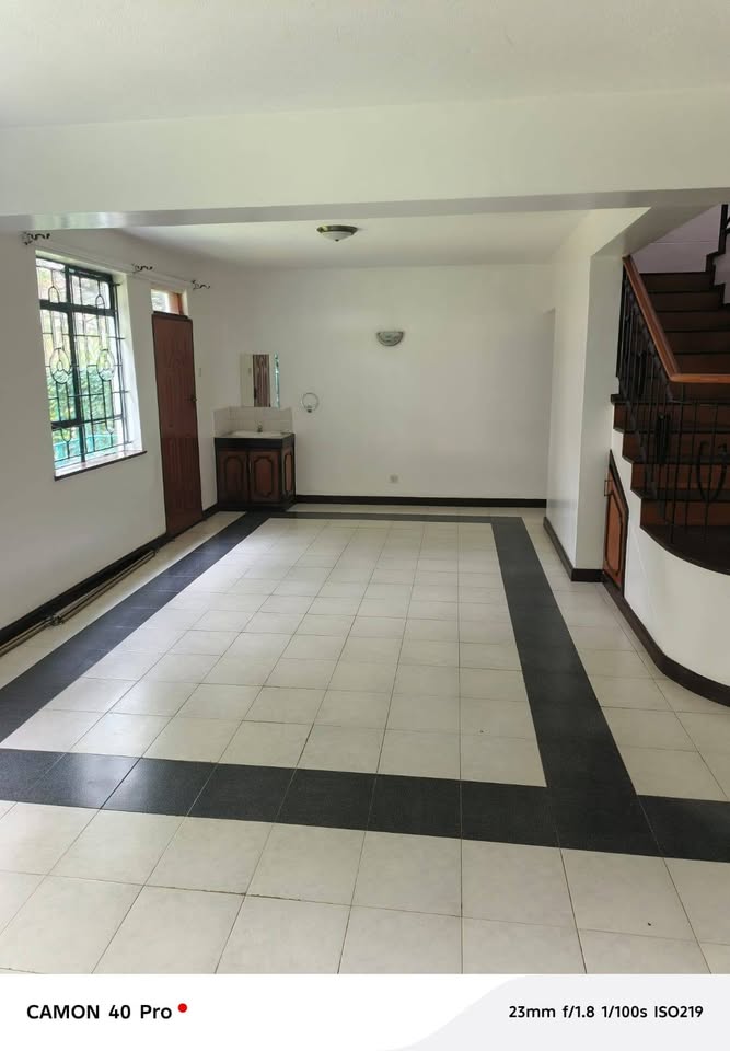 A spacious 4 bedroom villa with Dsq  to let in Spring Valley