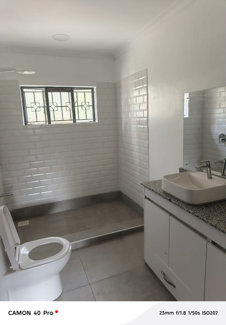 A spacious 4bed Maisonette  two ensuite with a detached dsq for rent in KILIMANI NGONG ROAD Image
