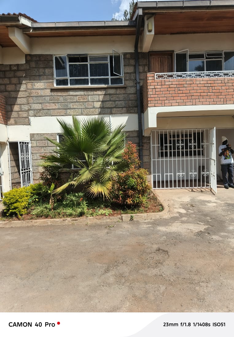 A spacious 4bed Maisonette two ensuite with a detached dsq for rent in KILIMANI NGONG ROAD