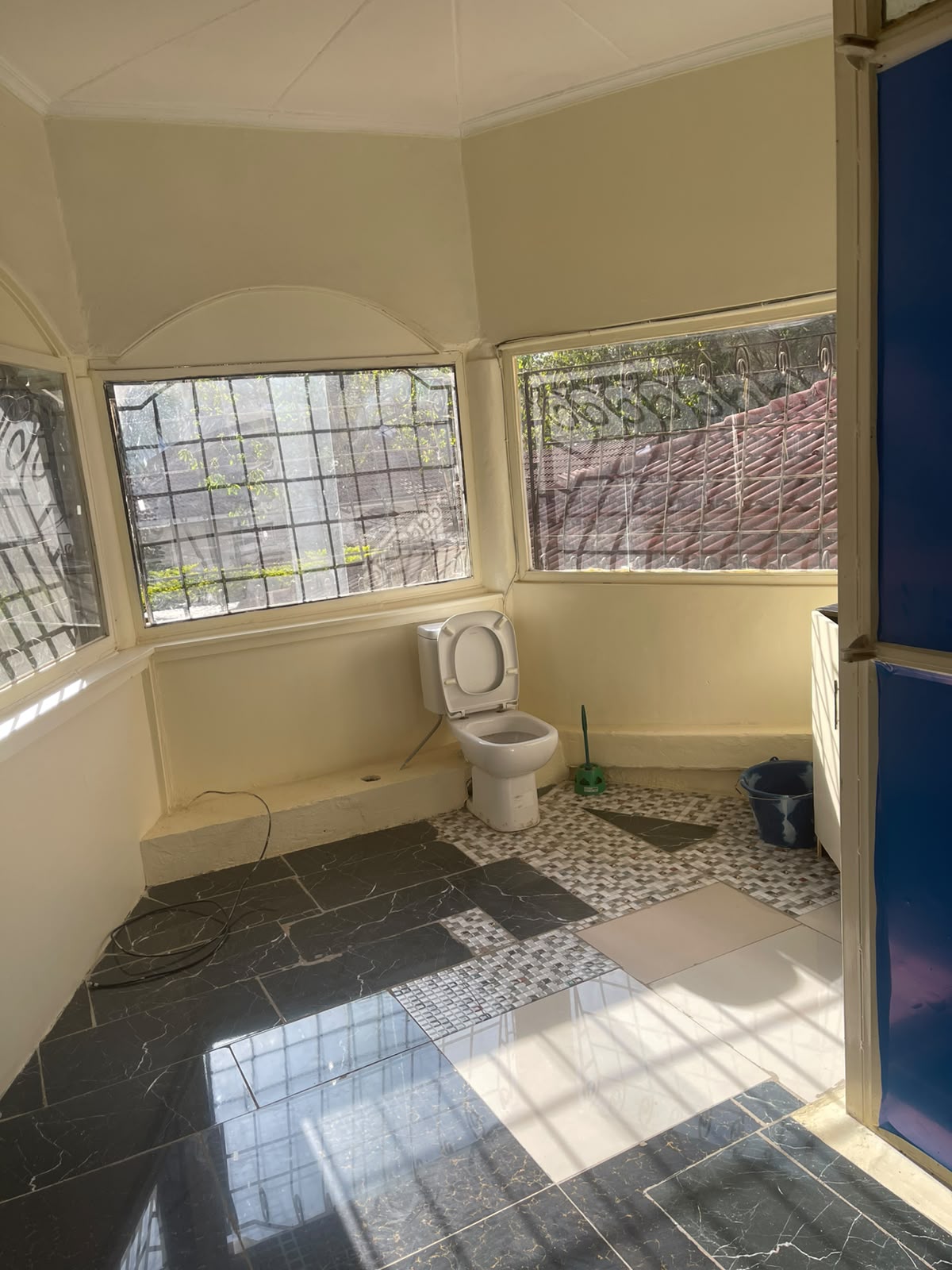 A spacious 5 roomed office to let in lavington of muthangari drive Image