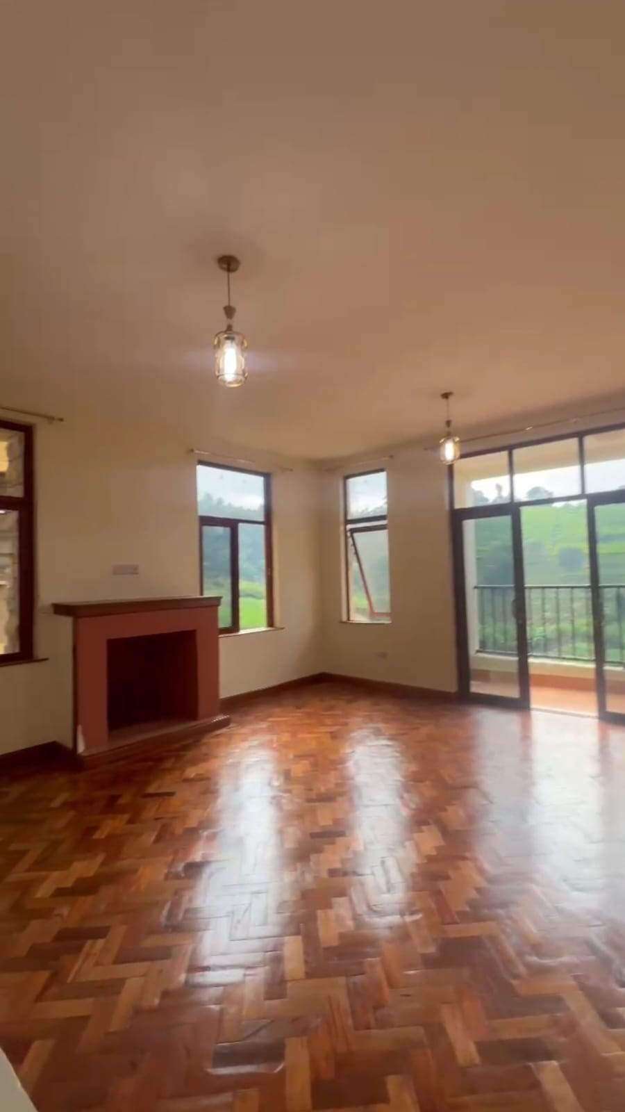 A stunning 5 bedrooms all en-suite maisonette plus dsq to let in Redhill Image
