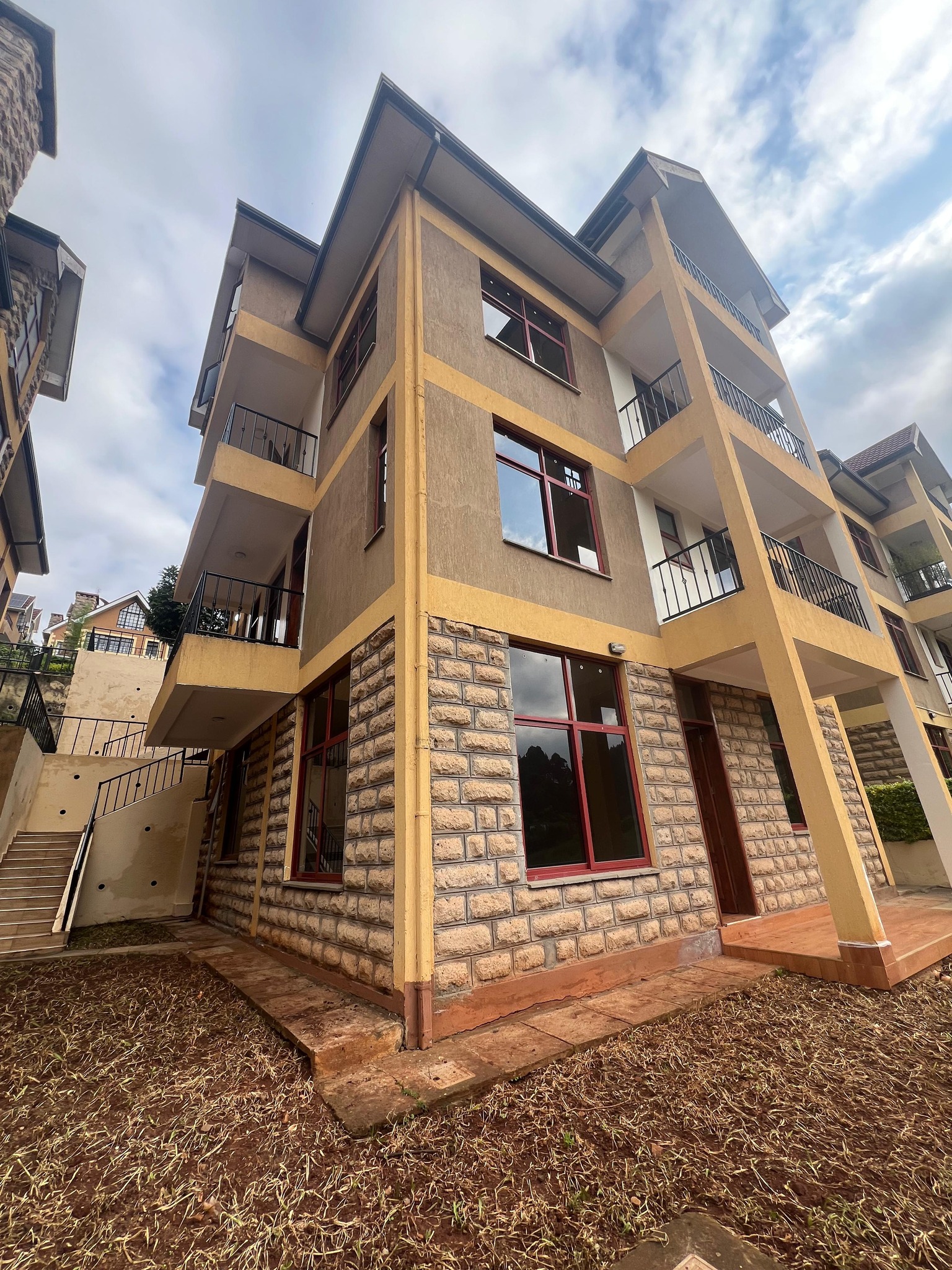 A stunning 5 bedrooms all en-suite maisonette plus dsq to let in Redhill Image