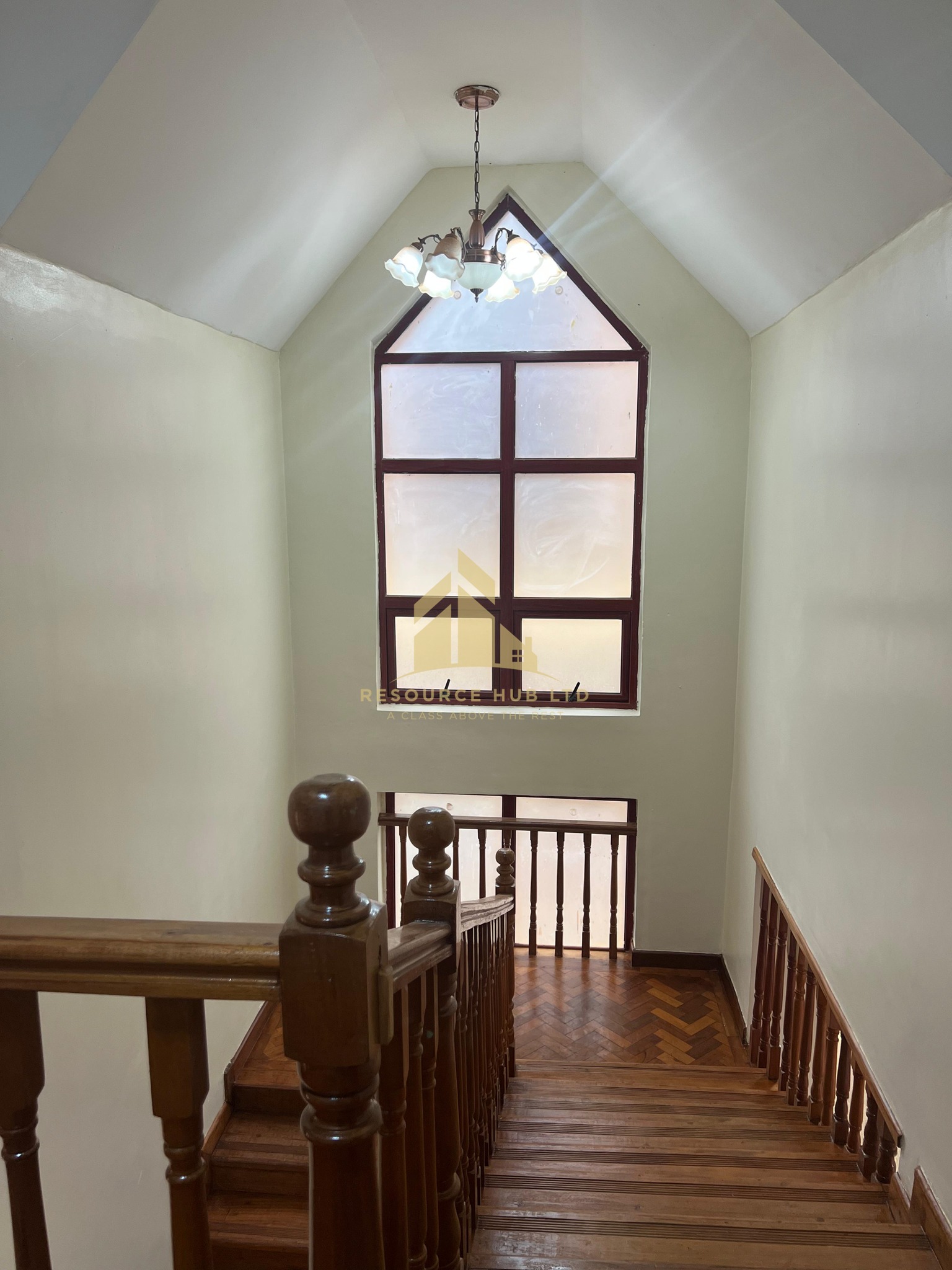 A stunning 5 bedrooms maisonette all en-suite plus dsq for rent Redhill Image