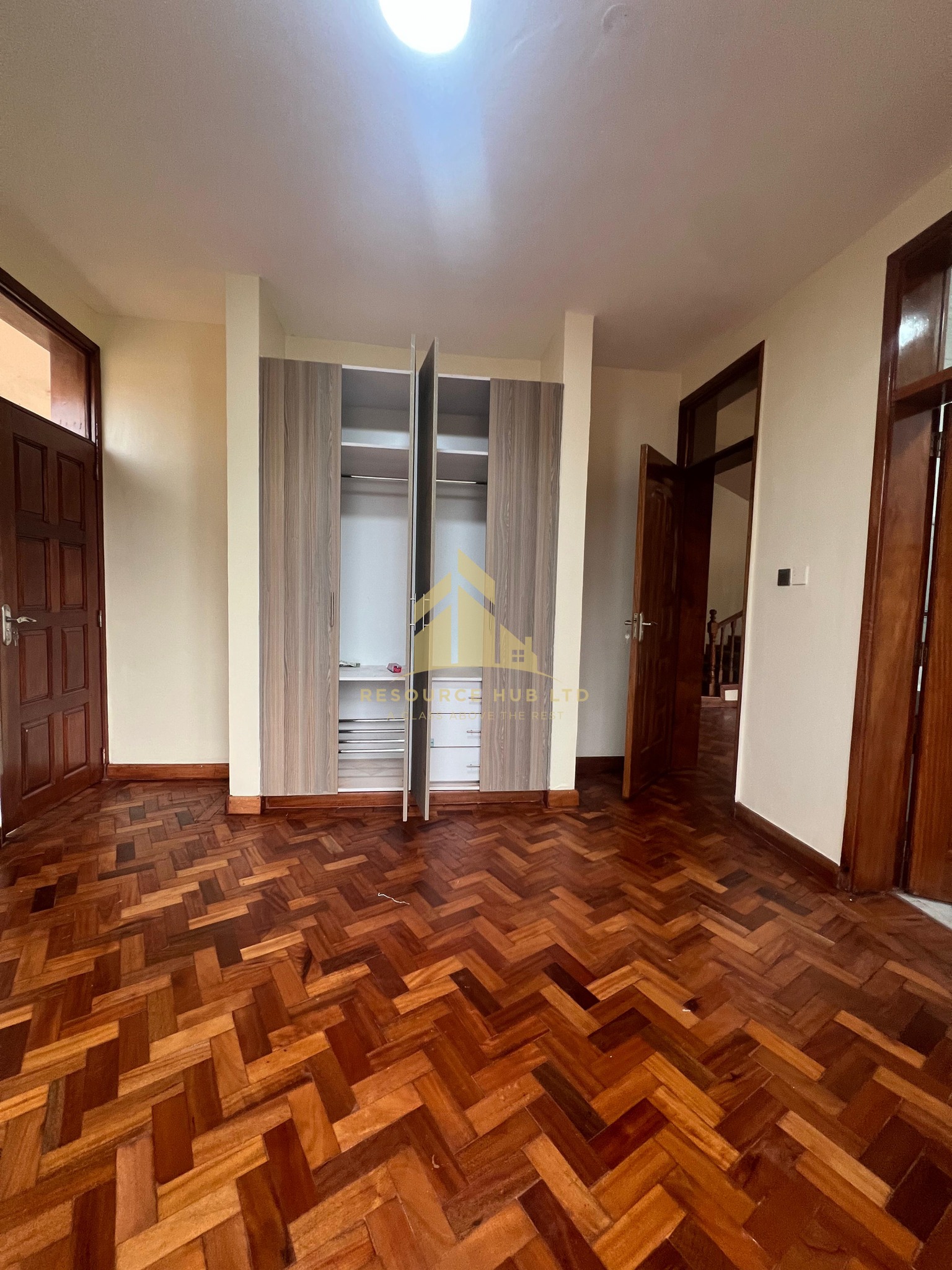 A stunning 5 bedrooms maisonette all en-suite plus dsq for rent Redhill Image