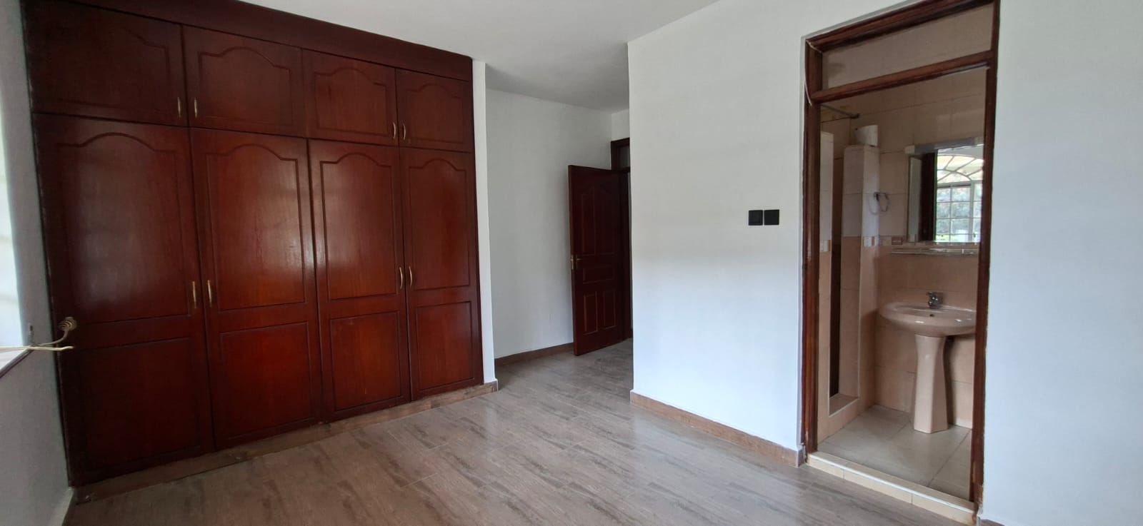 A vintage 4 bedroom all ensuite villa with Dsq for two To Let in Lavington Image