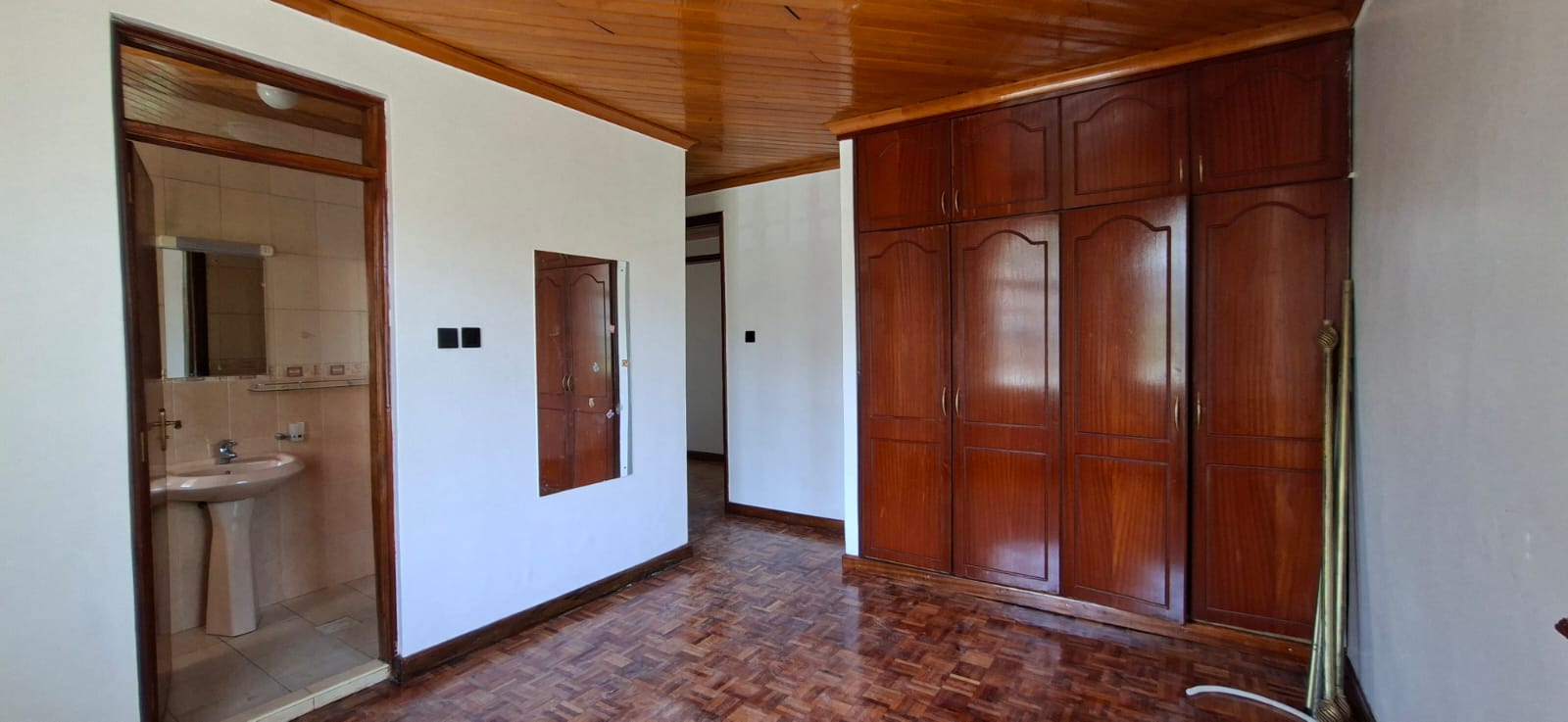 A vintage 4 bedroom all ensuite villa with Dsq for two To Let in Lavington Image