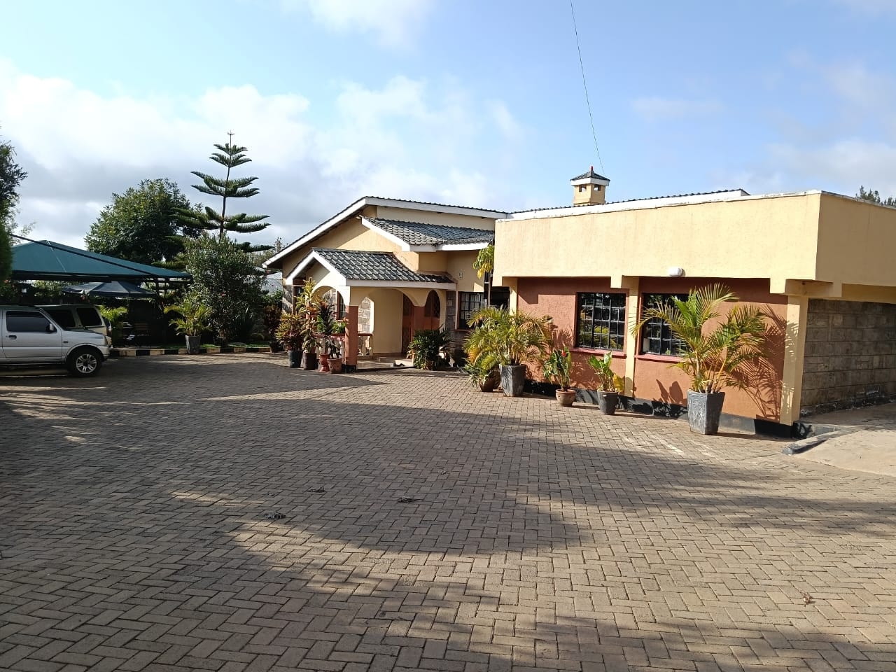 Affordable 6 bedroom bungalow plus sq to let in karen