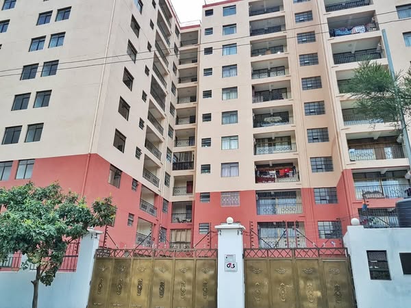 An Elegant 2 Bedroom Apartment Off Dennis Pritt Road.
