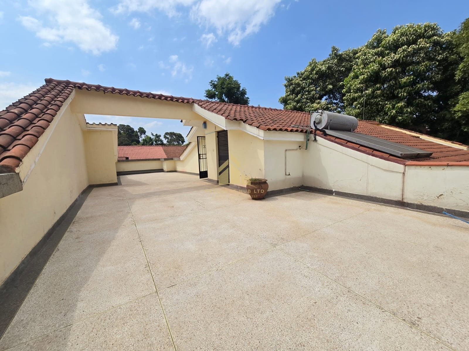 An exquisite 4 bedroom townhouse to let located off Brookside drive