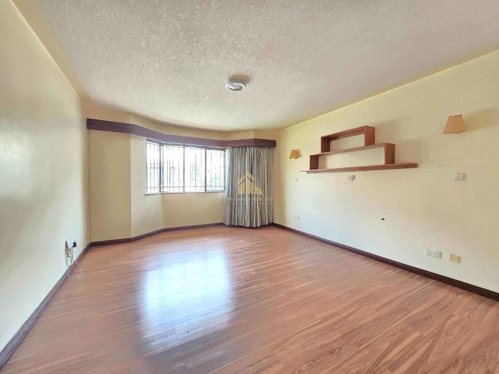 An exquisite 4 bedroom townhouse to let located off Brookside drive Image