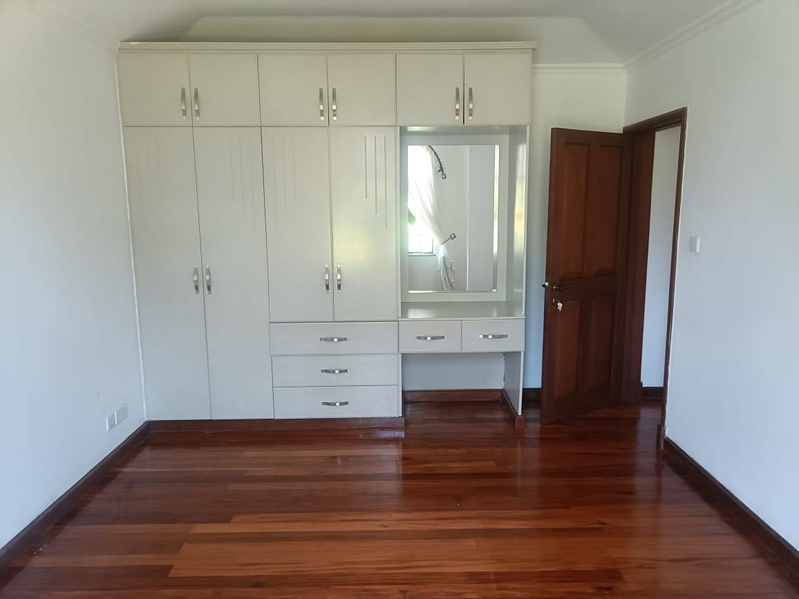 Beautiful 4 bedrooms maisonette plus two DSQ for rent in Runda Image