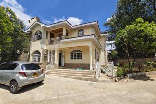 Beautiful 4 bedrooms townhouse with dsq to let in lavington Image