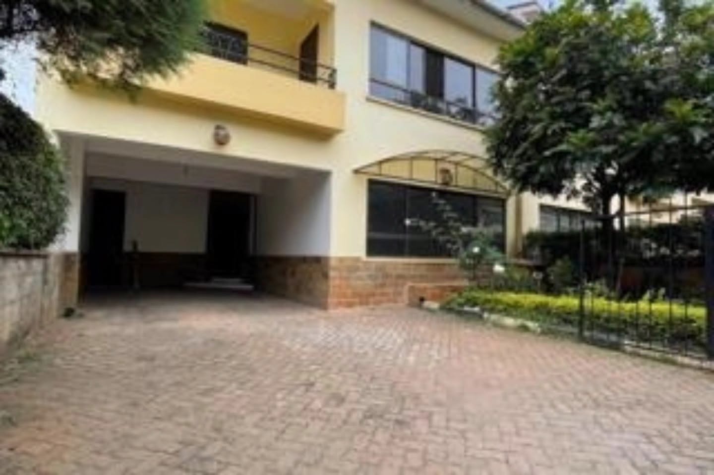 Beautiful 5 Bedroom Townhouse + 2 DSQs To Let in lavington