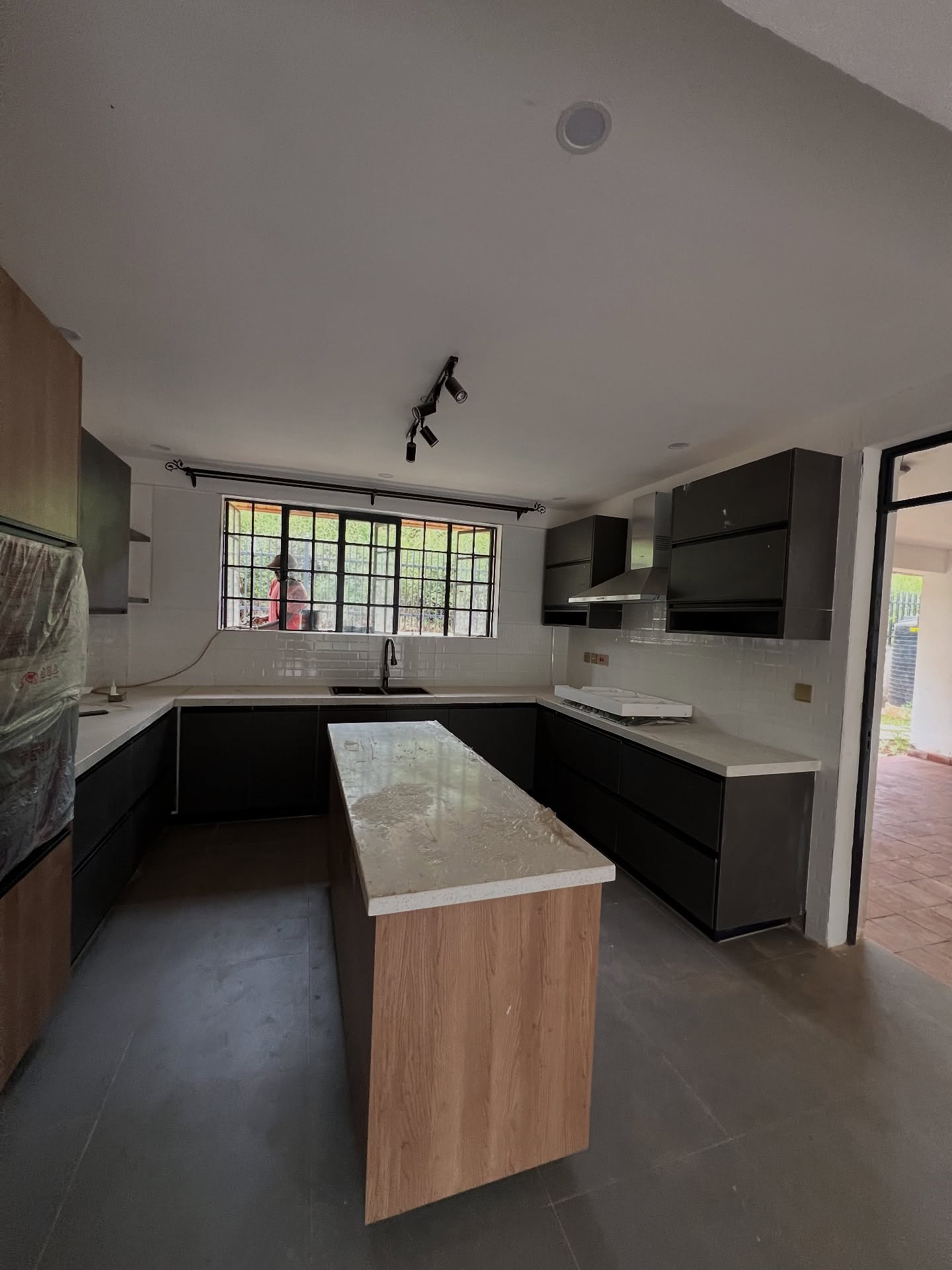 Brandnew 4 bedroom maisonette plus DSQ for rent in Rosslyn Image