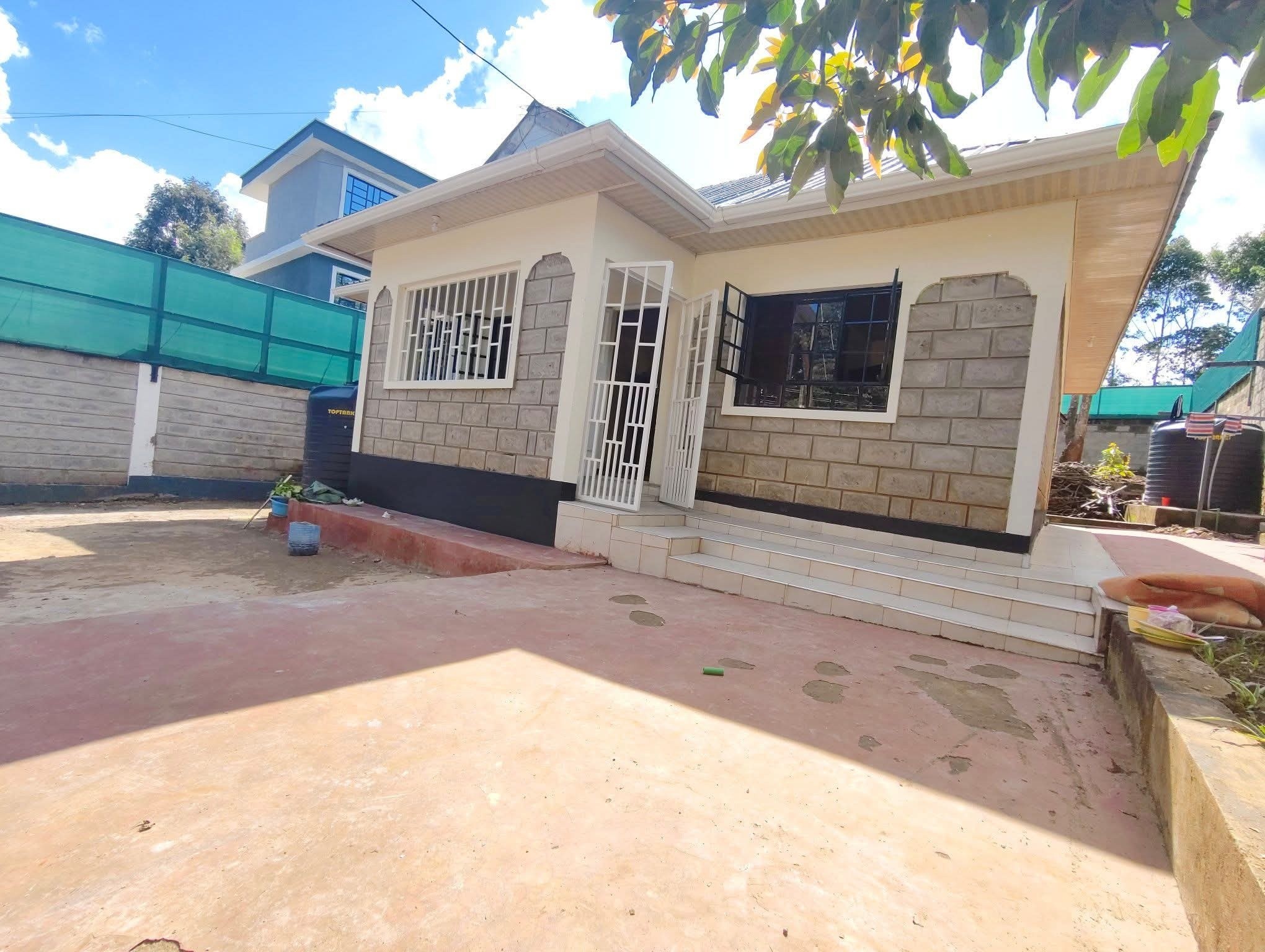 CHARMING 2 BEDROOM BUNGALOW TO LET IN KERARAPON DRIVE Image
