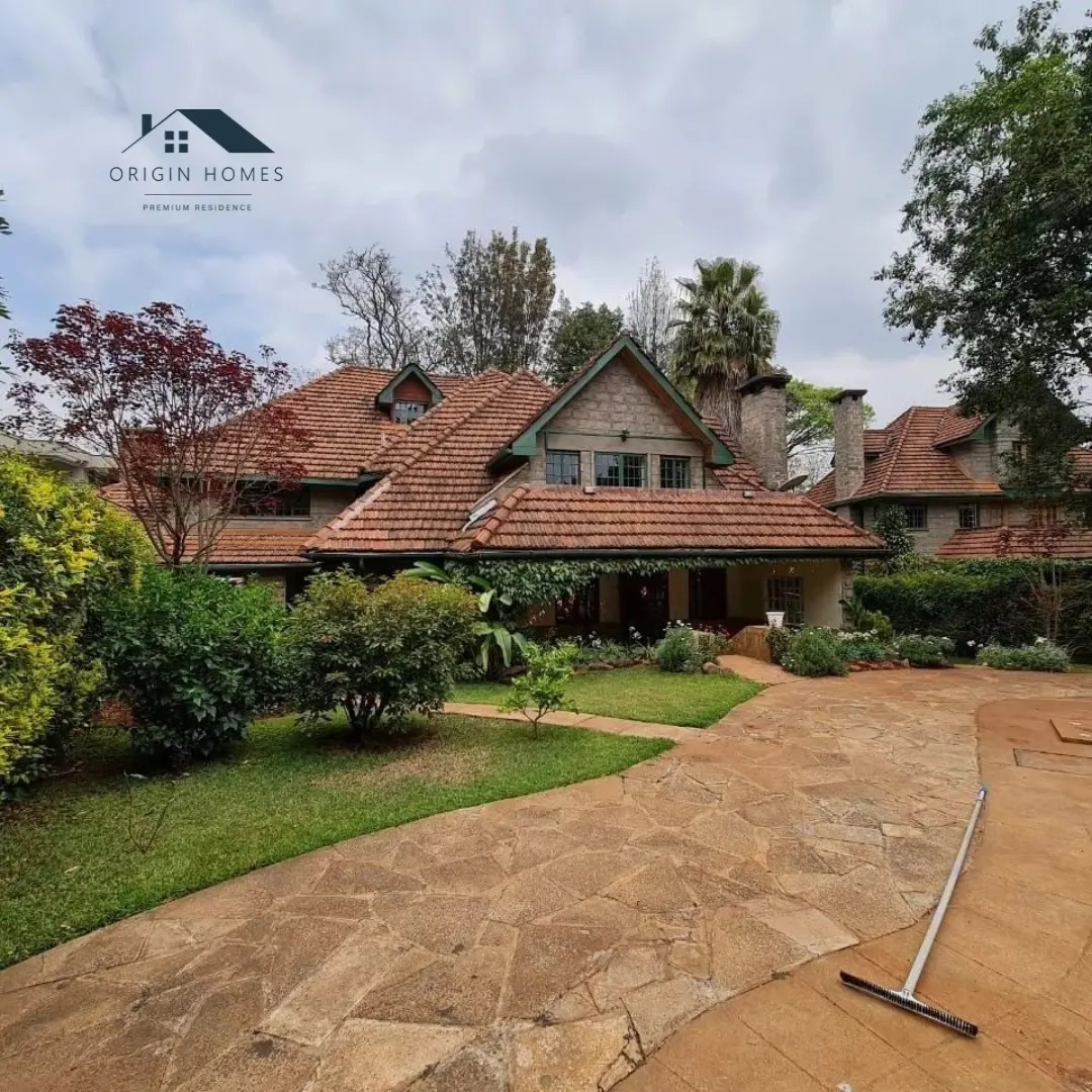 Charming 5 bedroom Townhouse plus dsq for 2 For Sale in Lavington