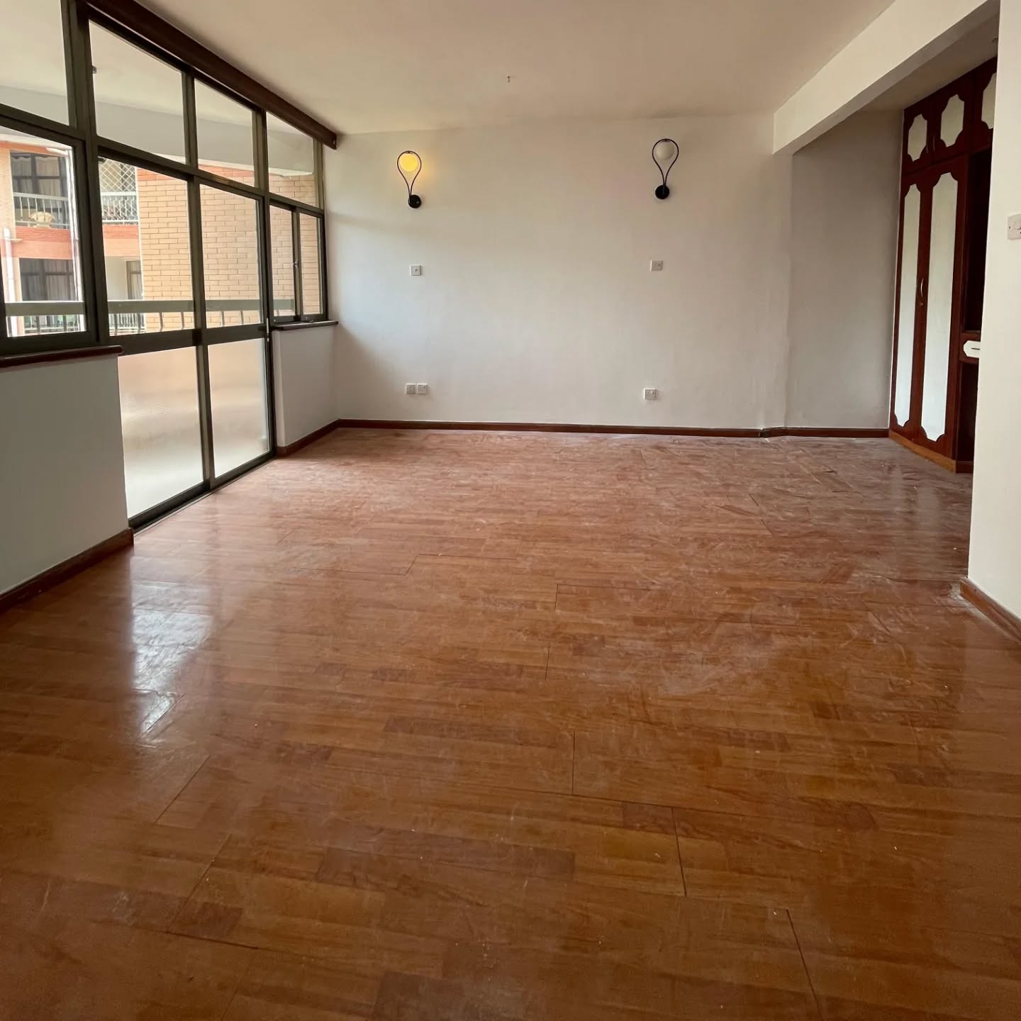 Cozy 3-Bedroom Apartment plus DSQ for Rent in Riverside Image