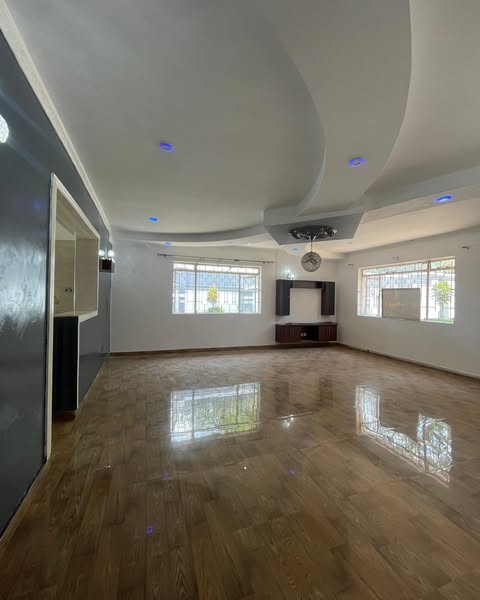 Dazzling 3 bedroom bungalow with a detached sqs to let in kerarapon