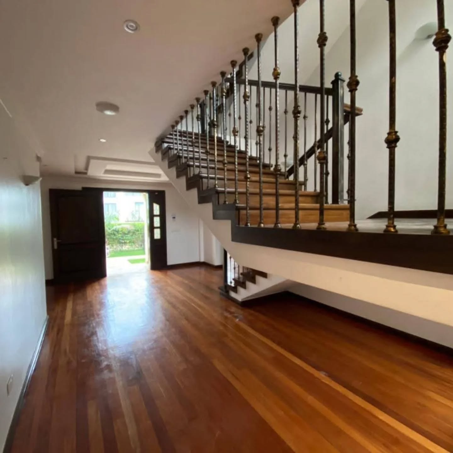 Elegant 4-bedroom maisonette to let in the heart of Lavington Image