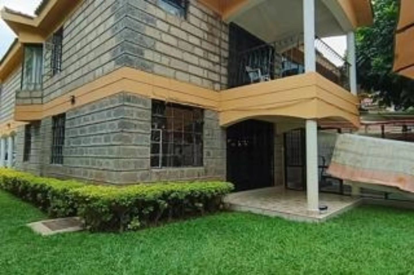 Elegant 4 bedrooms corner townhouse with dsq and huge private garden for sale in Lavington